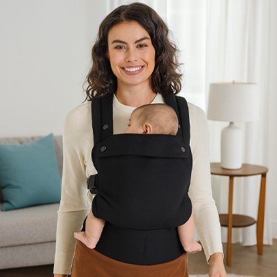 maman souris avec bébé dans son Porte bébé physiologique