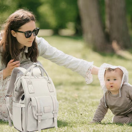 mère et fille et son sac à dos à langer moderne gris
