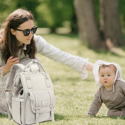 mère et fille et son sac à dos à langer moderne gris