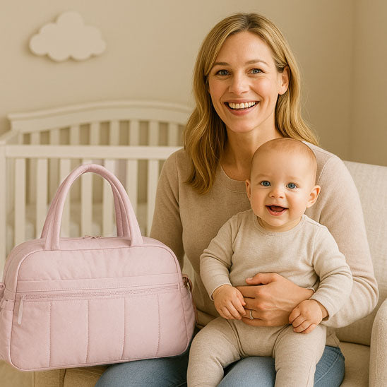 mère et fils assises avec son sac a langer rose