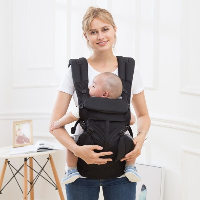 parent portant bébé porte bebe intérieur deco mur blanc lumineux