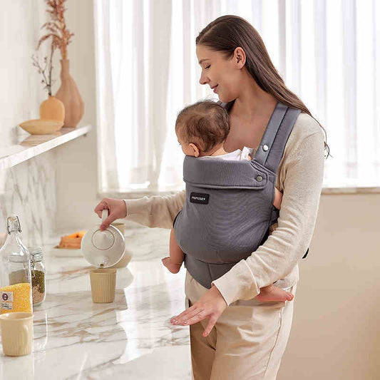 pièce lumineuse avec porte bébé gris et geste du quotidien