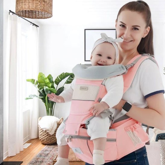 petite fille avec maman dans son porte bebe