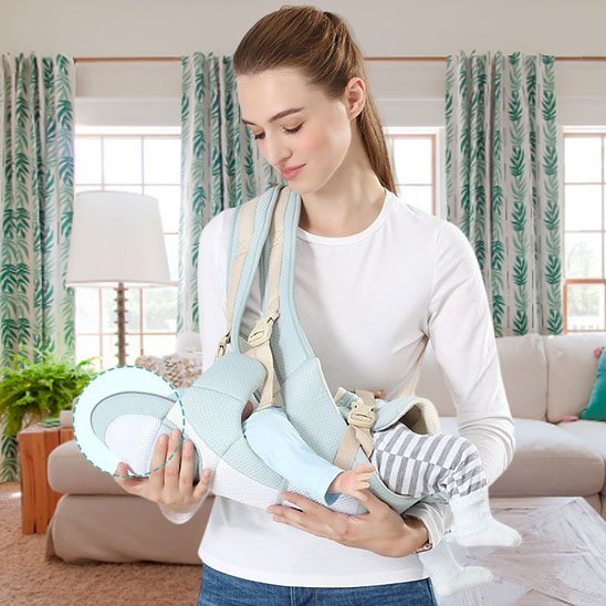bébé dans le bras de maman dans son porte bebe