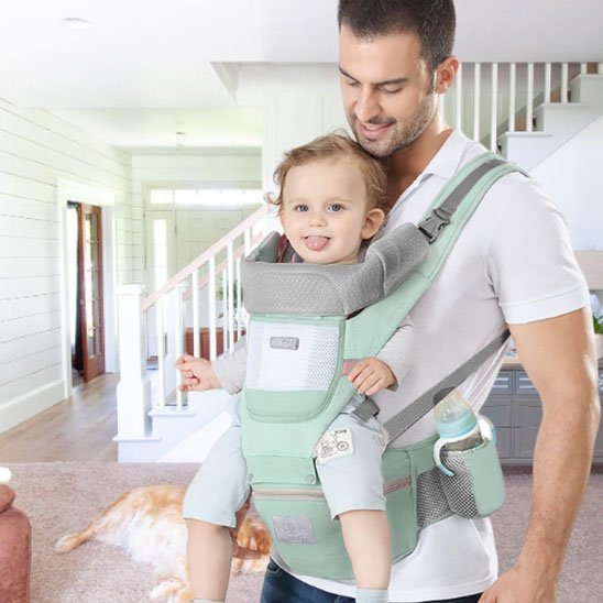 bébé souris avec papa dans son porte bebe