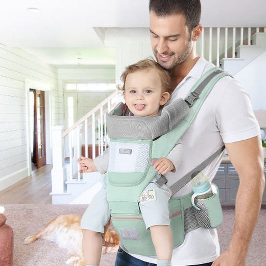 bébé souris avec papa dans son porte bebe