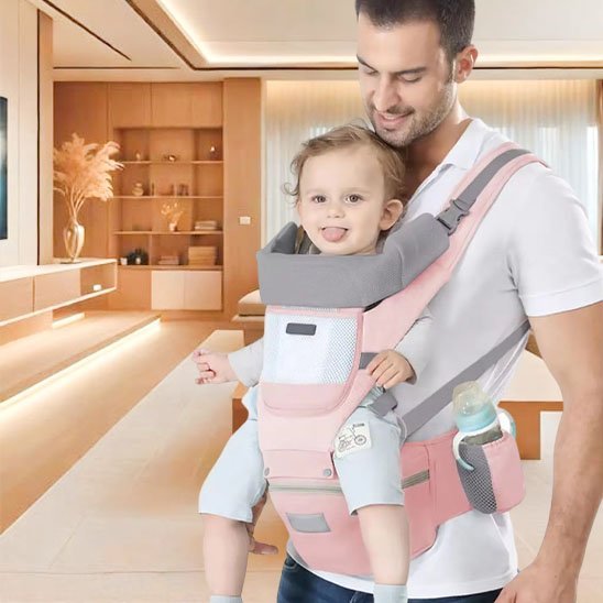 bébé souris avec papa dans son porte bebe rose
