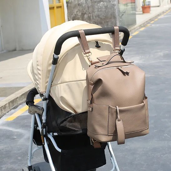 sac à dos à langer accroché à la poussette la rue
