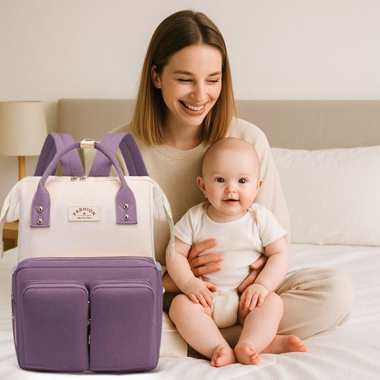maman avec son bébé et sac à dos à langer