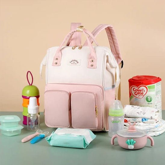 sac à dos à langer confort rose avec les affaires du bébé