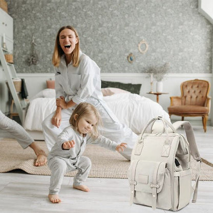 mère fille au sports et sac à dos à langer