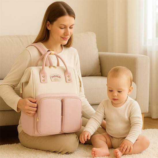 sac à dos à langer rose sur le genou de maman bébé assis
