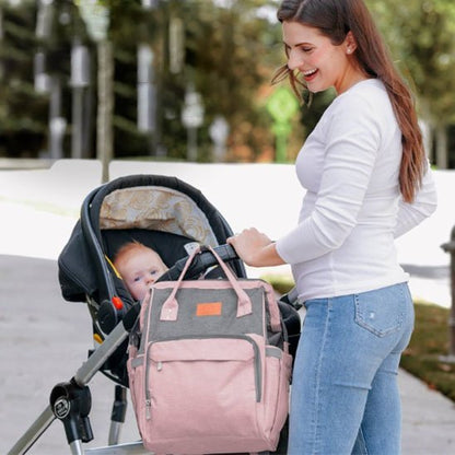bébé dans la poussette et sac a langer rose