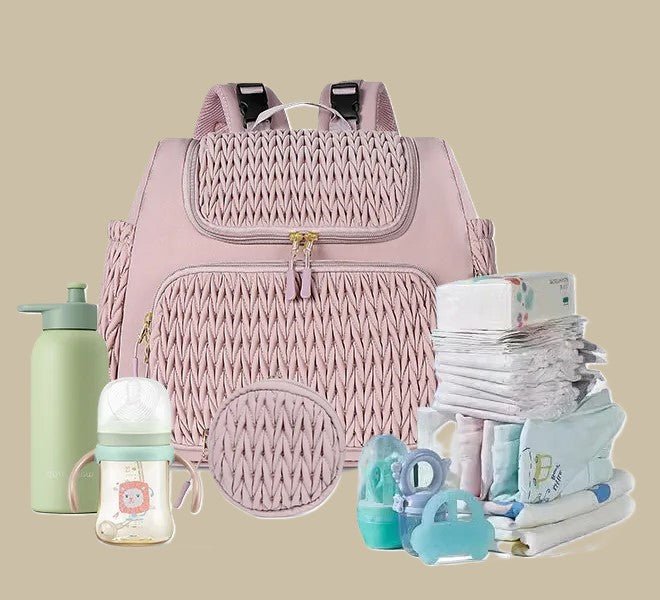 sac a langer et les affaires de bébé couches lingettes sucette gourde