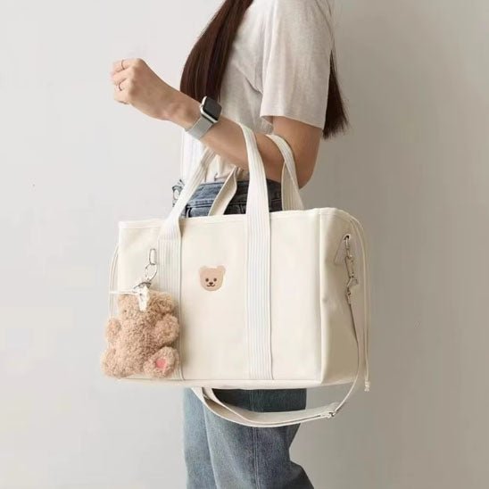 sac à langer sur le bras de maman peluche
