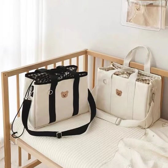 sac à langer sur lit de bébé chambre lumineux